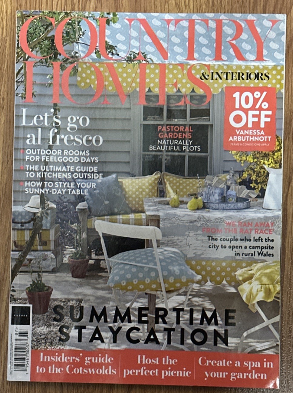 COUNTRY HOMES AND INTERIORS Magazine July 2025 Summertime Staycation