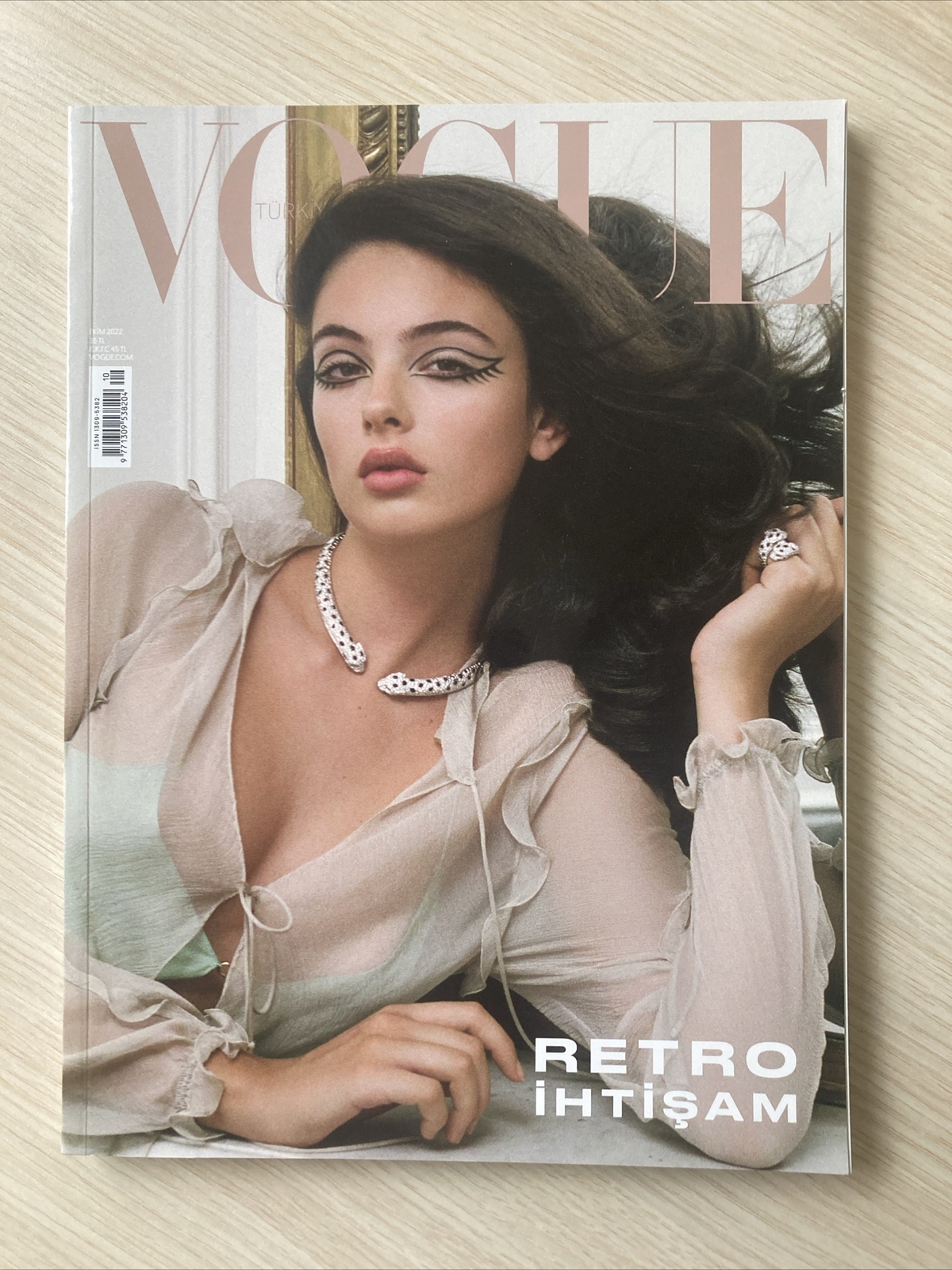 Vogue Turkey October 2022 Deva Cassel cover