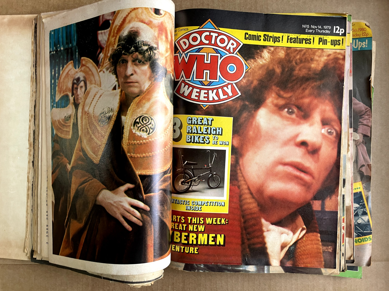 Collection of Doctor Who Weekly Magazines in Binder, see description